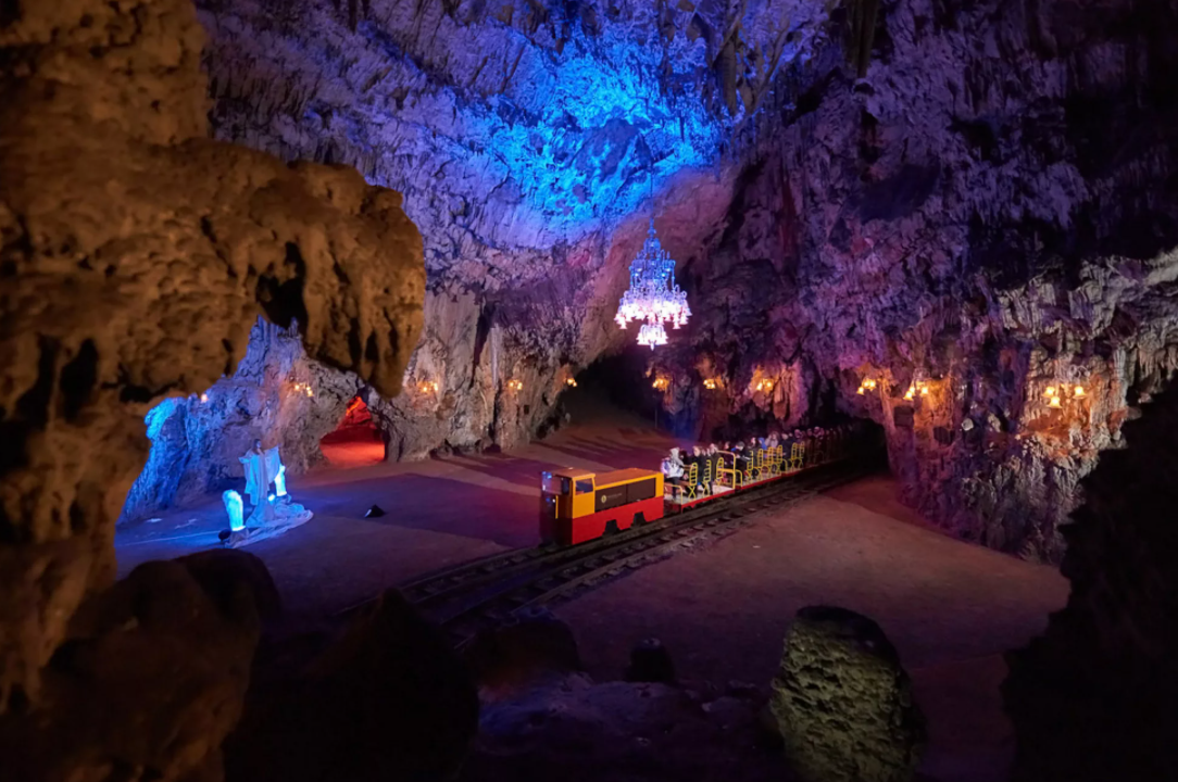 Постойнска-Яма - самая большая туристическая пещера в мире