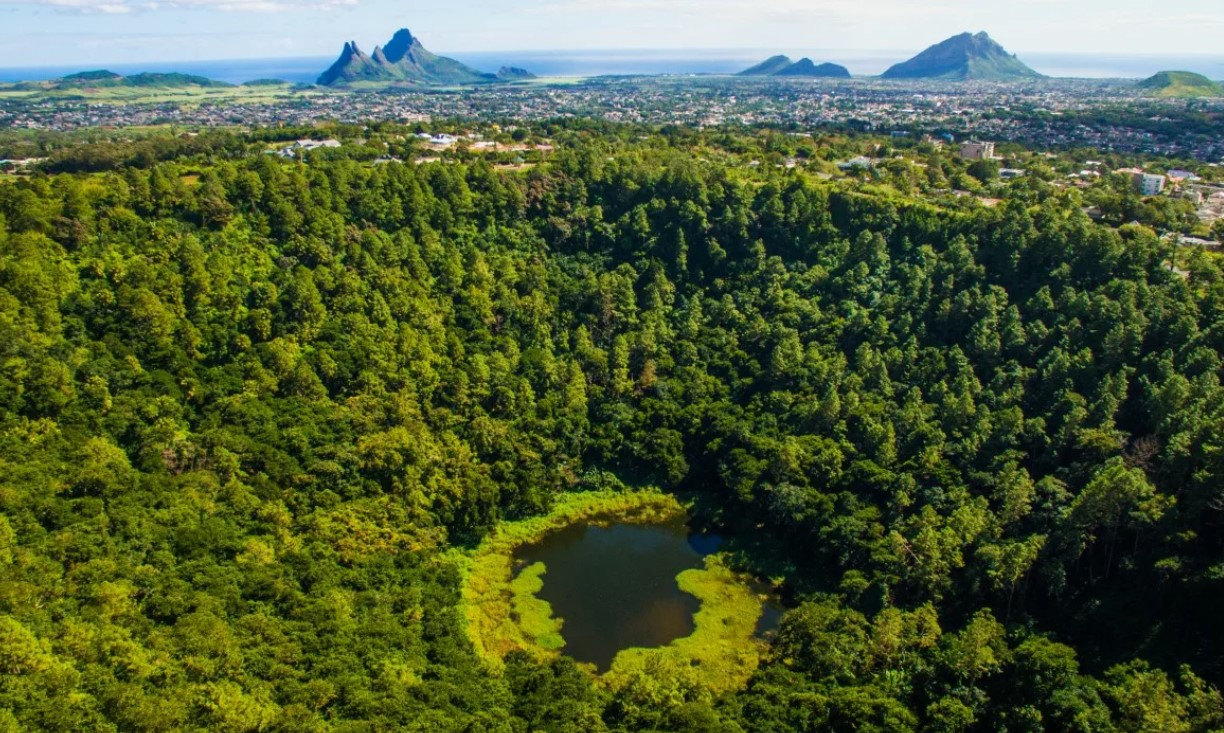 Тру-о-Серф, или Trou aux Cerfs – дремлющий вулкан высотой 605 м