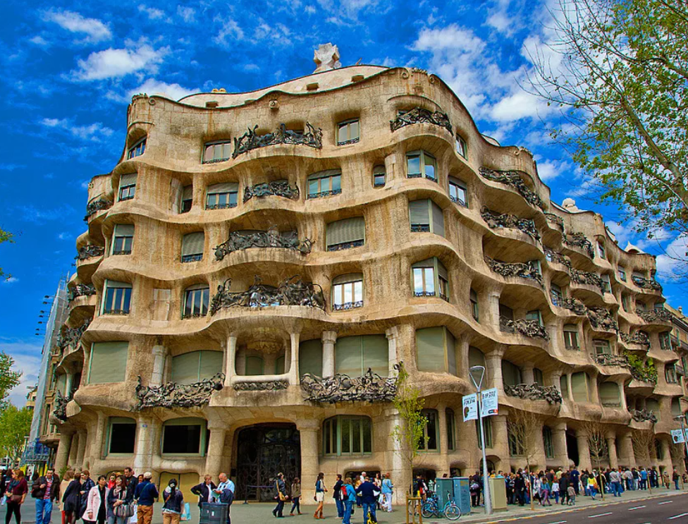 Дом Мила – необычное здание без углов