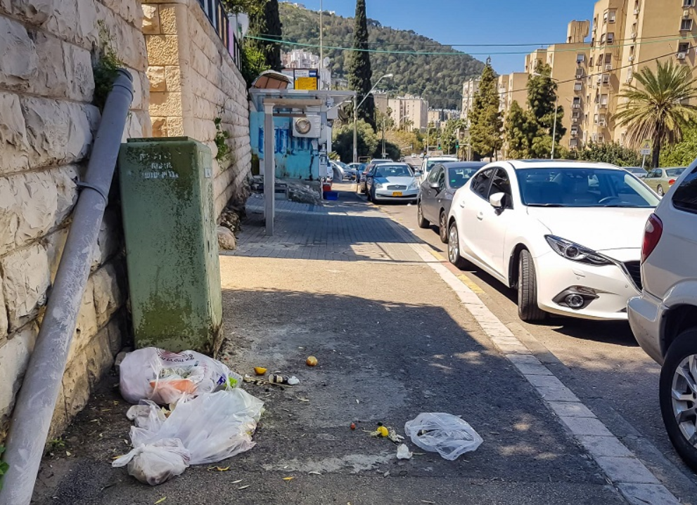 В городских парках и на пляжах не менее грязно