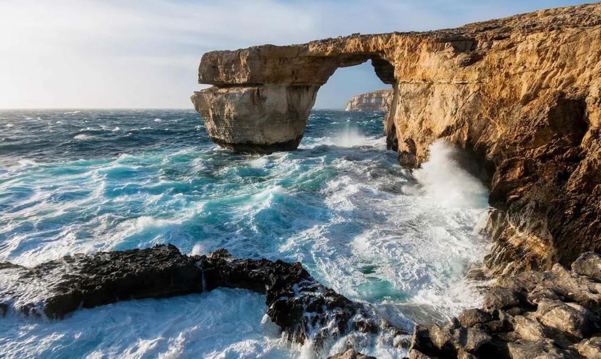 «Лазурное окно» — 28-метровая известняковая скала в форме арки
