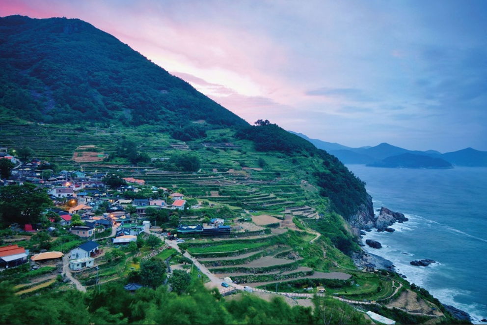 Высшая точка провинции Кёнсан-Намдо — гора Чирисан (1915 м)