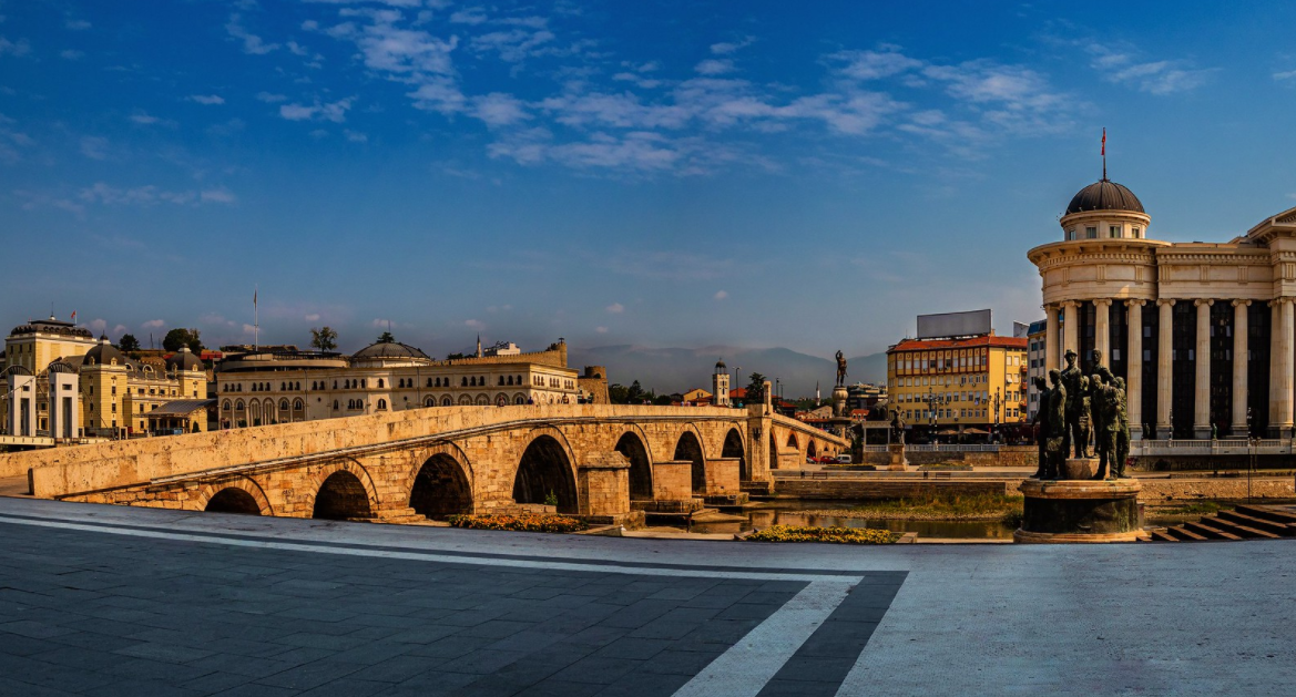 Старинный Каменный мост через реку Вардар