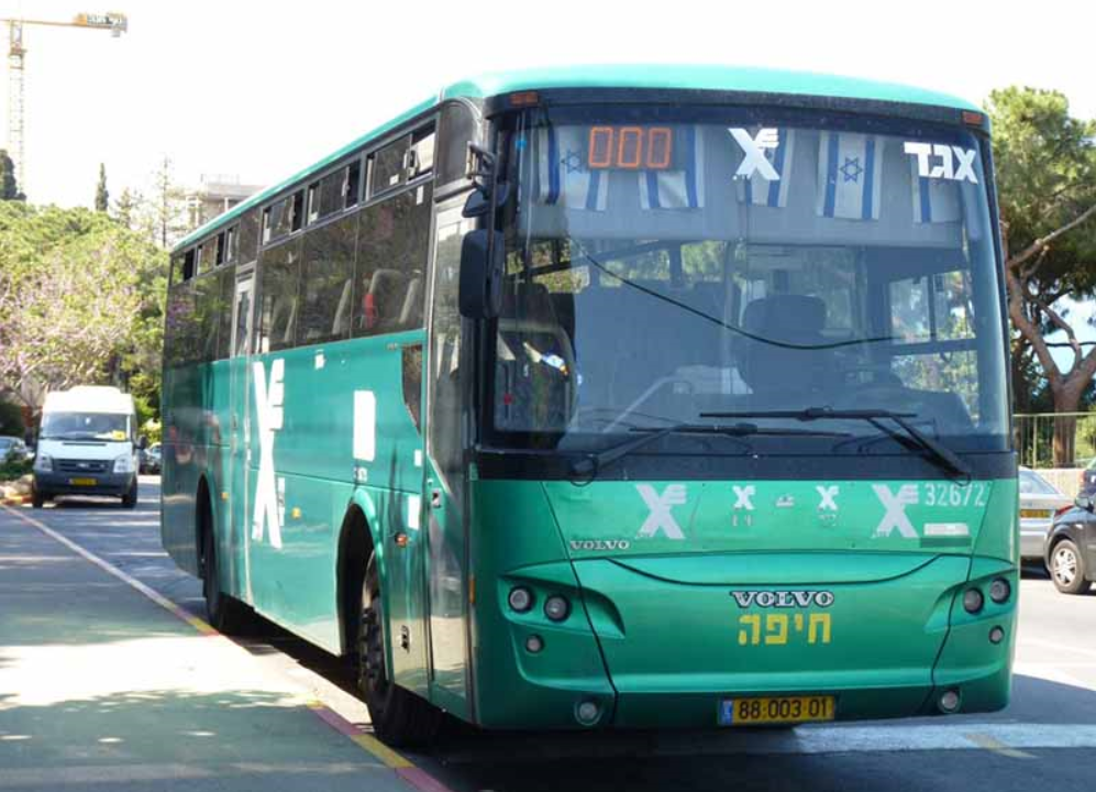 Из Тель-Авива сюда ходят автобусы двух маршрутов: №370 и №380 компании “Metropoline”