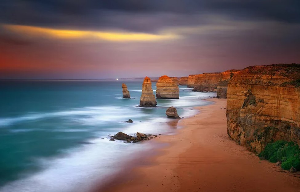12 Апостолов — группа известняковых скал в океане возле побережья в национальном парке Порт-Кэмпбелл