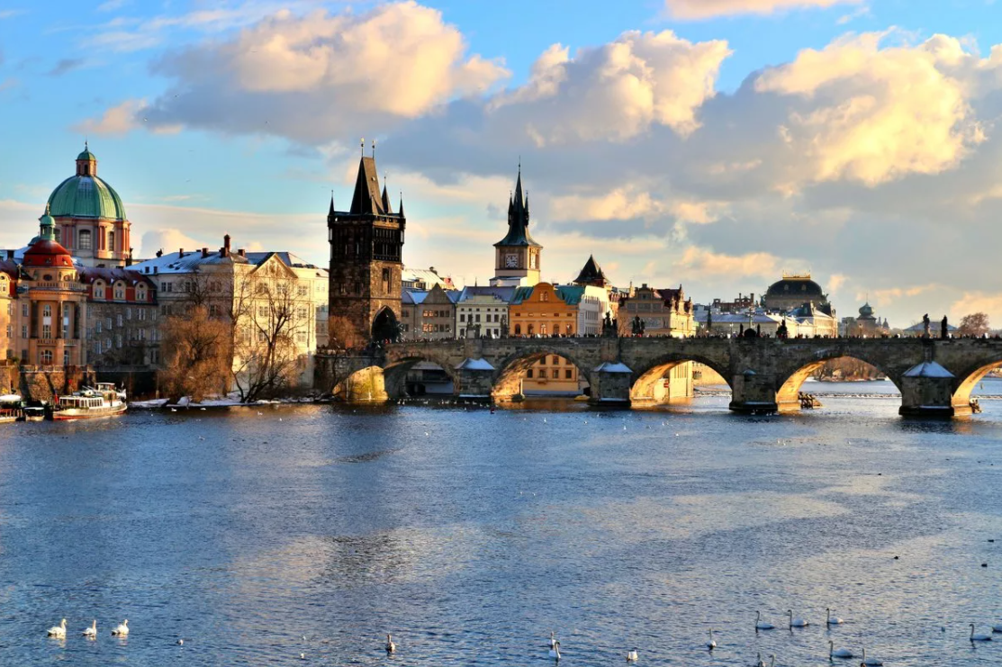 Карлов мост — средневековый мост в Праге через реку Влтаву