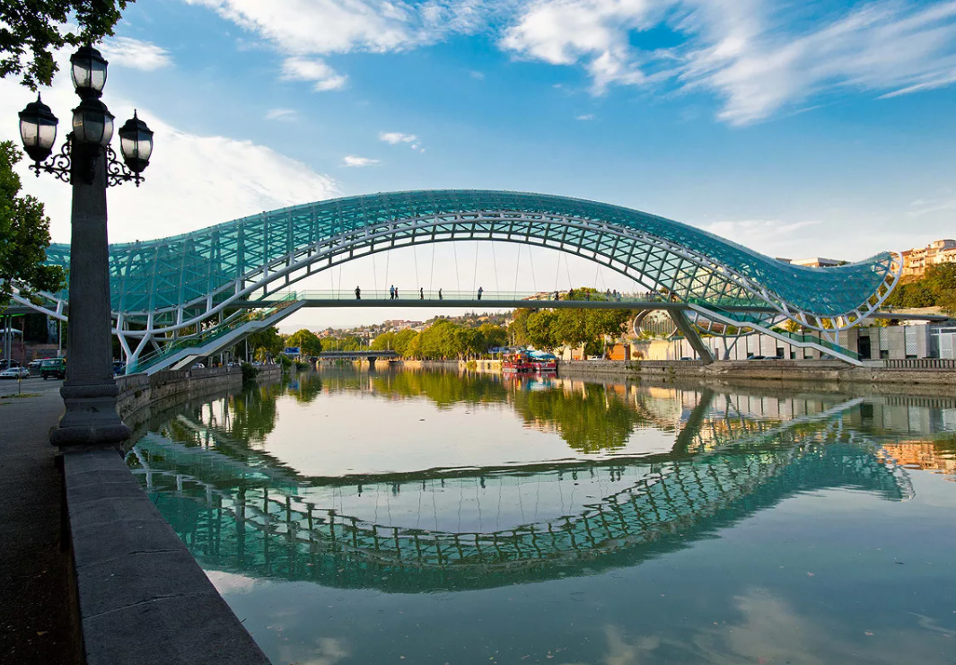 Мост Мира — пешеходный мост через реку Куру в Тбилиси