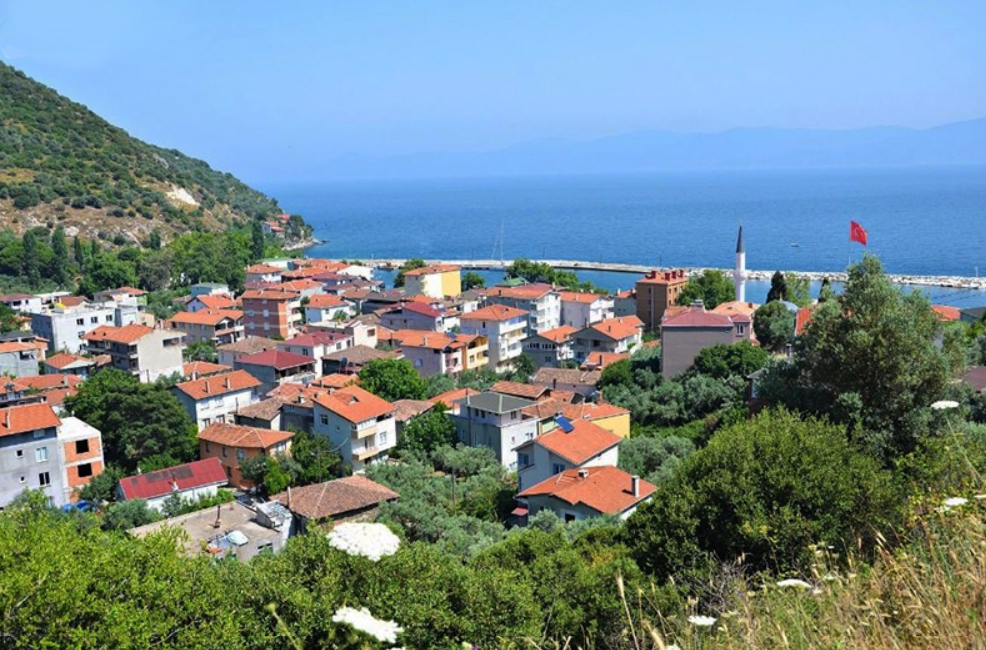 Деревня Гюндоуду (Gündoğdu) имеет более развитую инфраструктуру