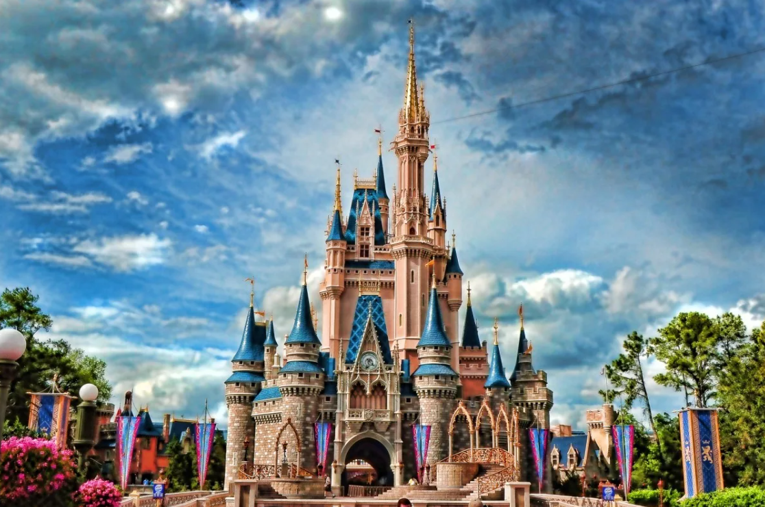 Диснейленд — парк развлечений в городе Анахайме