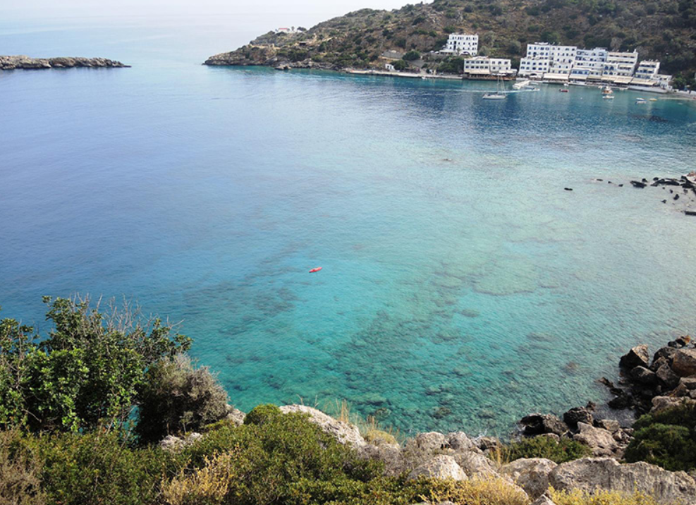 Остров Мармара имеет холмистый рельеф, скалистое и обрывистое побережье