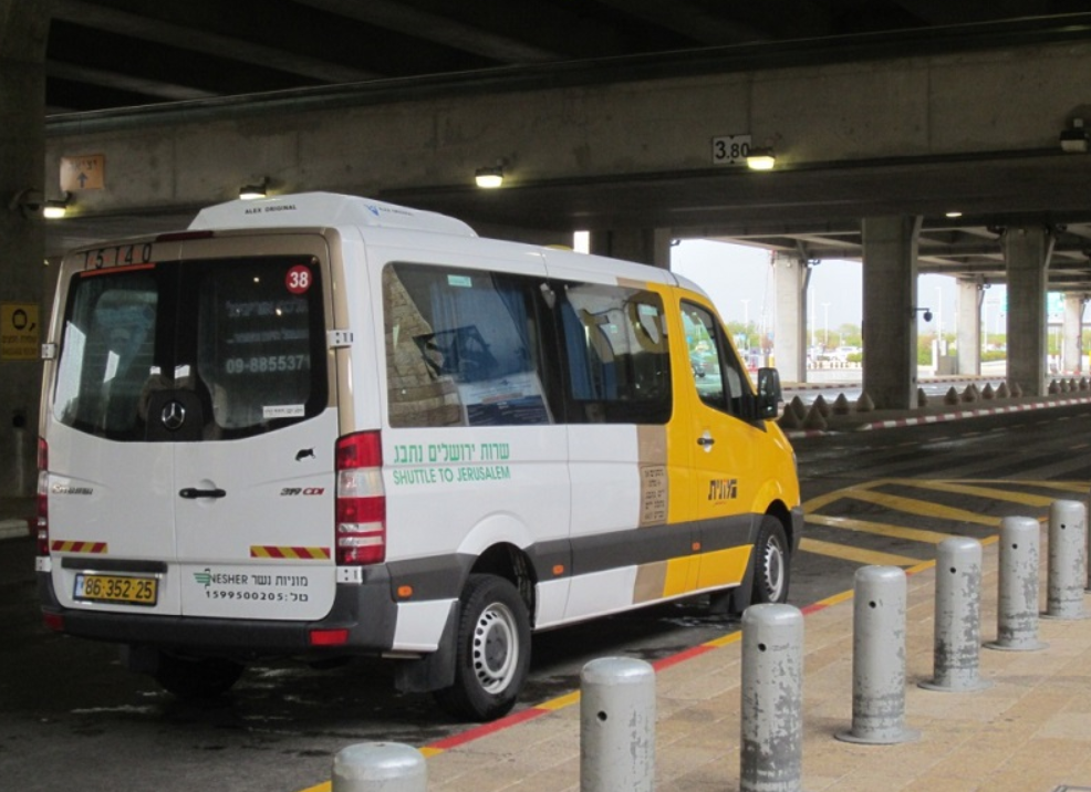 Между главным аэропортом Израиля и Иерусалимом круглосуточно курсирует маршрутка компании “Afikim”