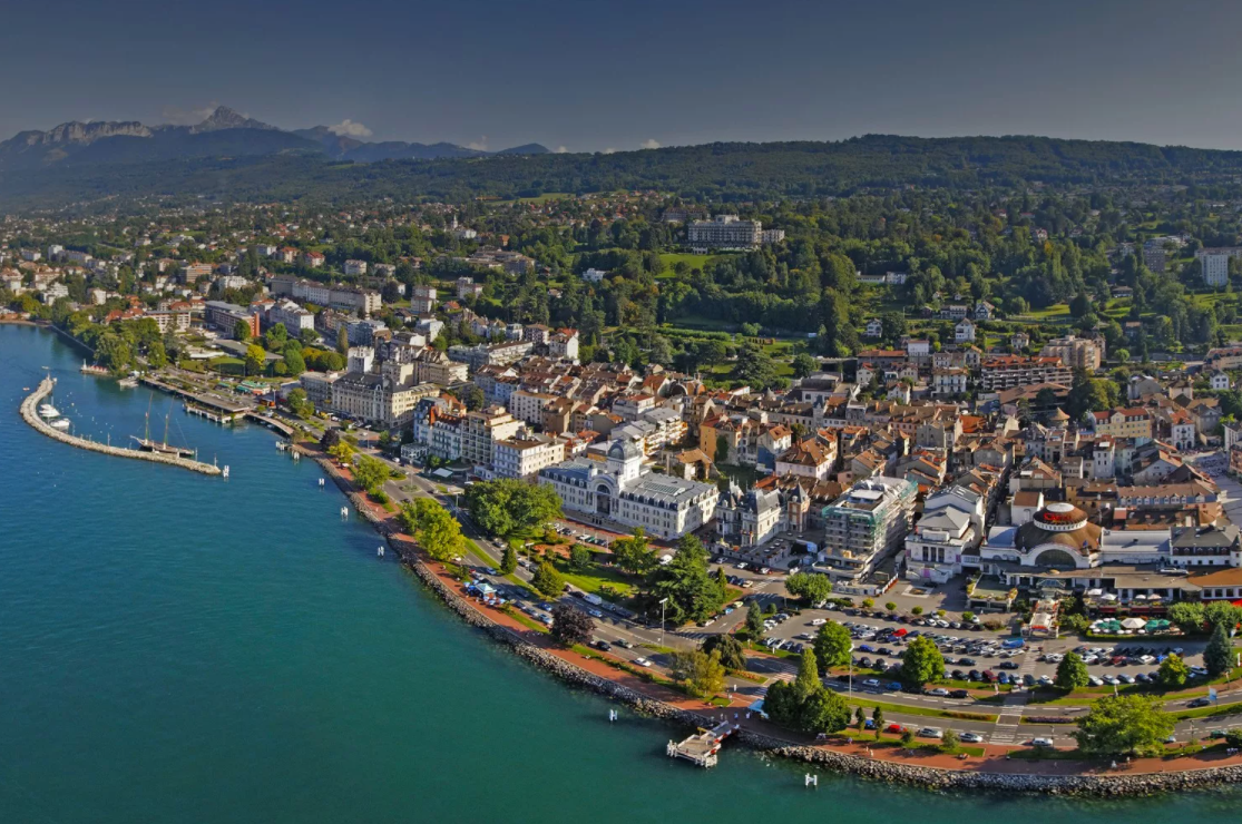 Эвиан-ле-Бен, или просто Эвиан, – изящный французский городок