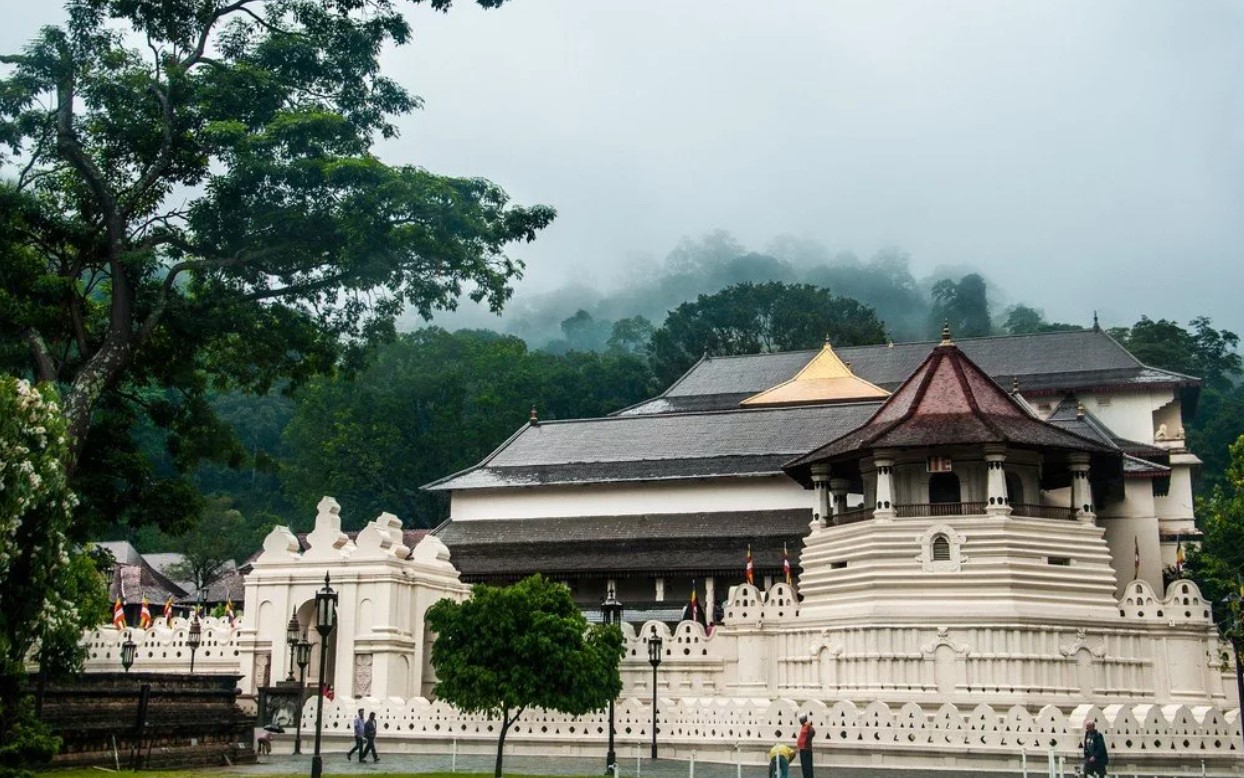 Храм Зуба Будды — буддистский храм в городе Канди