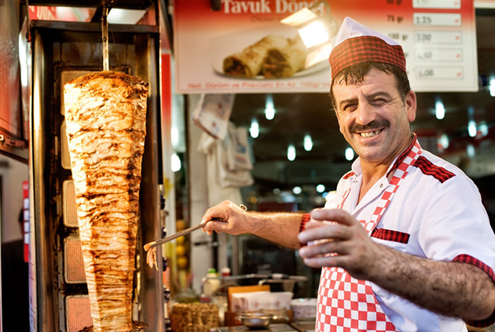Между владельцами заведений ведется острая конкуренция за посетителей, поэтому у входа всегда стоят зазывалы.