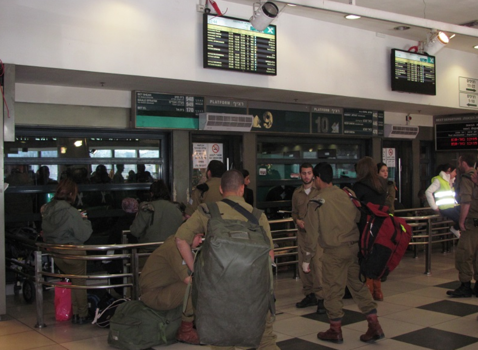 В Эйн-Бокеке автобусы обоих маршрутов совершают 4 остановки