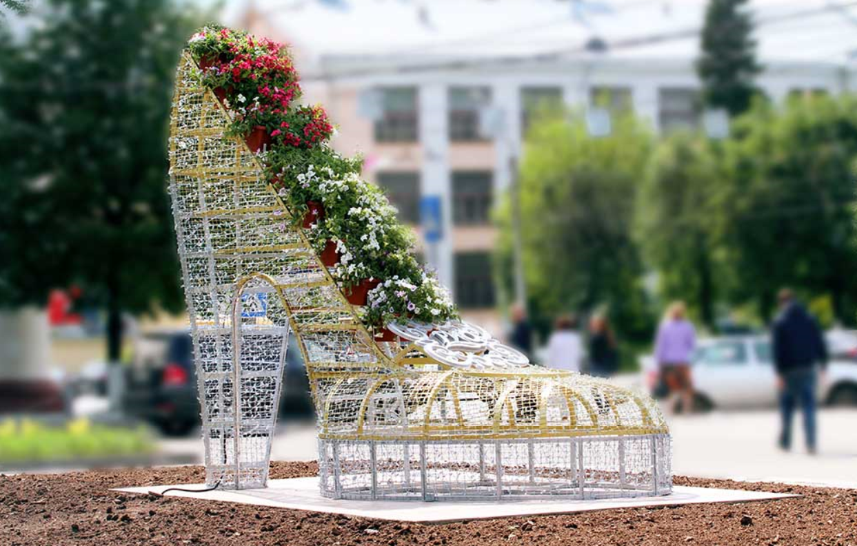 Неподалеку, перед корпусом Б ИГХТУ расположен памятник уже современной эпохи — туфелька невесты