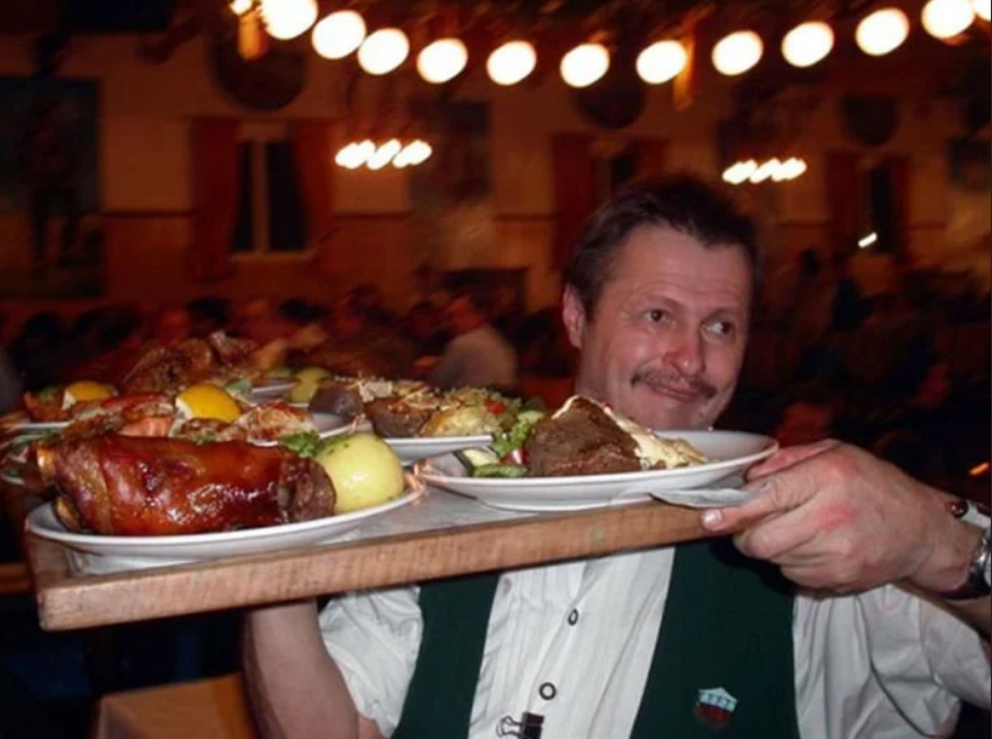 Официант с угощениями в Стамбуле