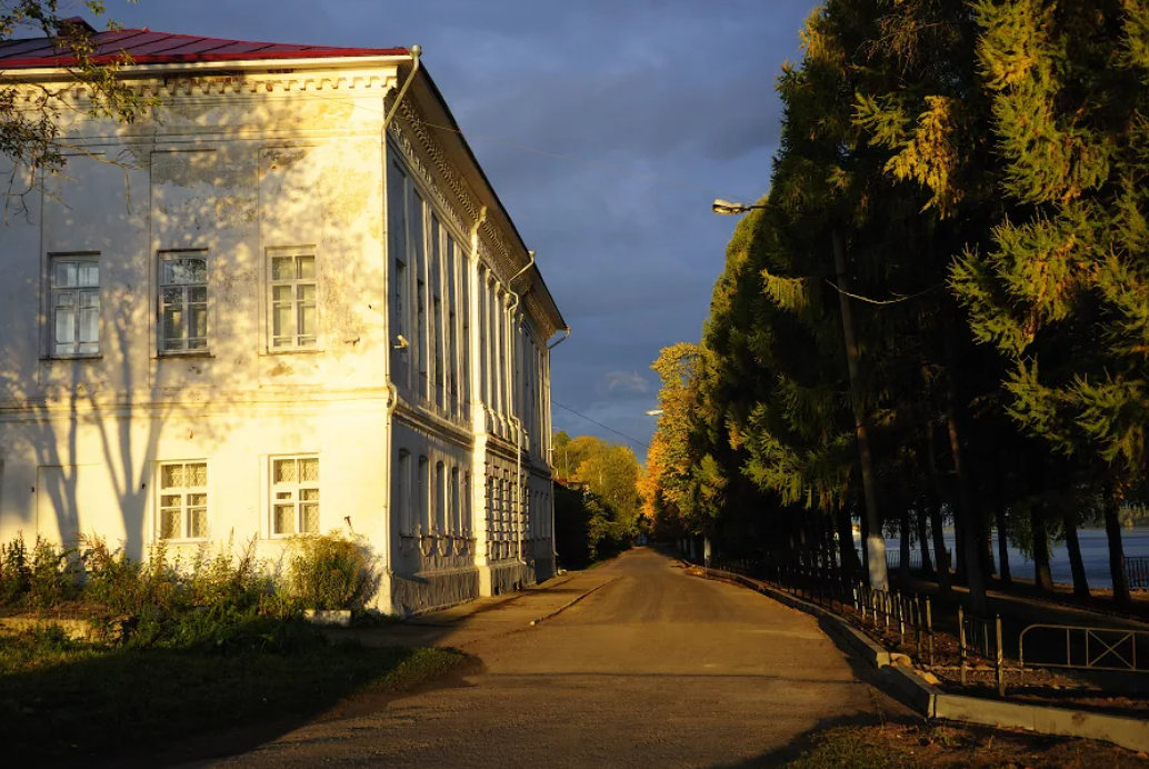 На углу с Калашной стоит дом Грошева
