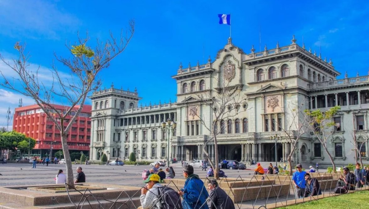 Главной площадью Гватемала-сити является Площадь Конституции