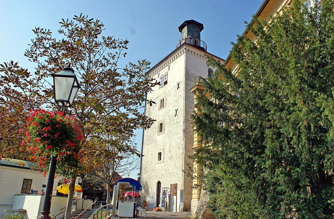 Башня Лотрщак — средневековая крепостная башня в столице Хорватии