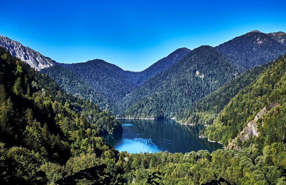 Живописное озеро Рица