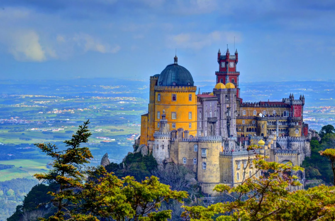 Дворец Пена — дворец в Португалии, находится на высокой скале над Синтрой