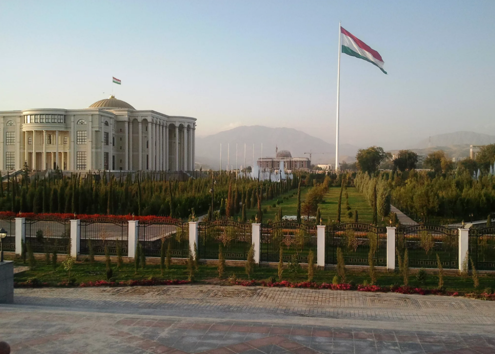 Флагшток с флагом Таджикистана