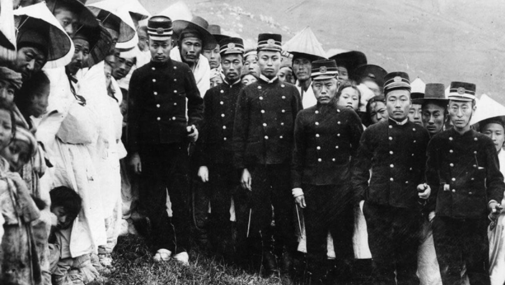 Люди в военной одежде