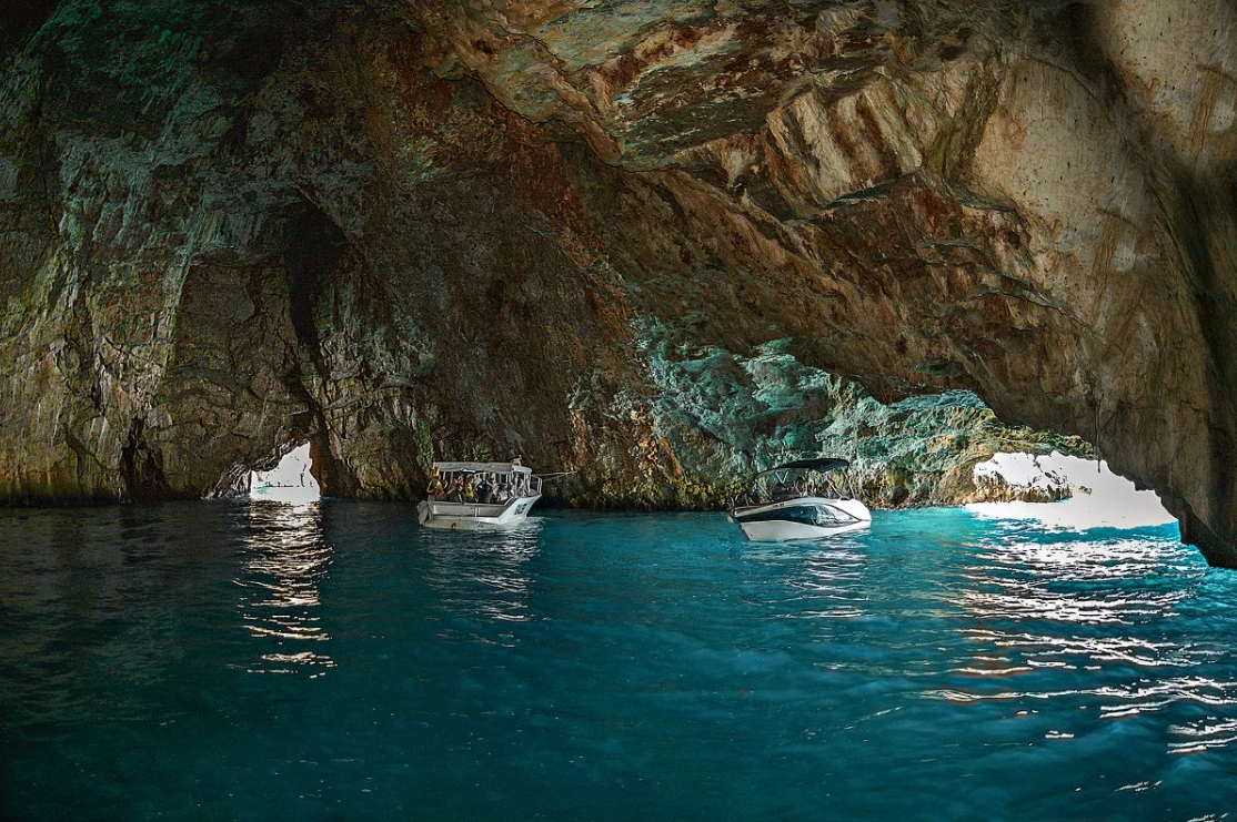 Голубая пещера – природная достопримечательность Черногории