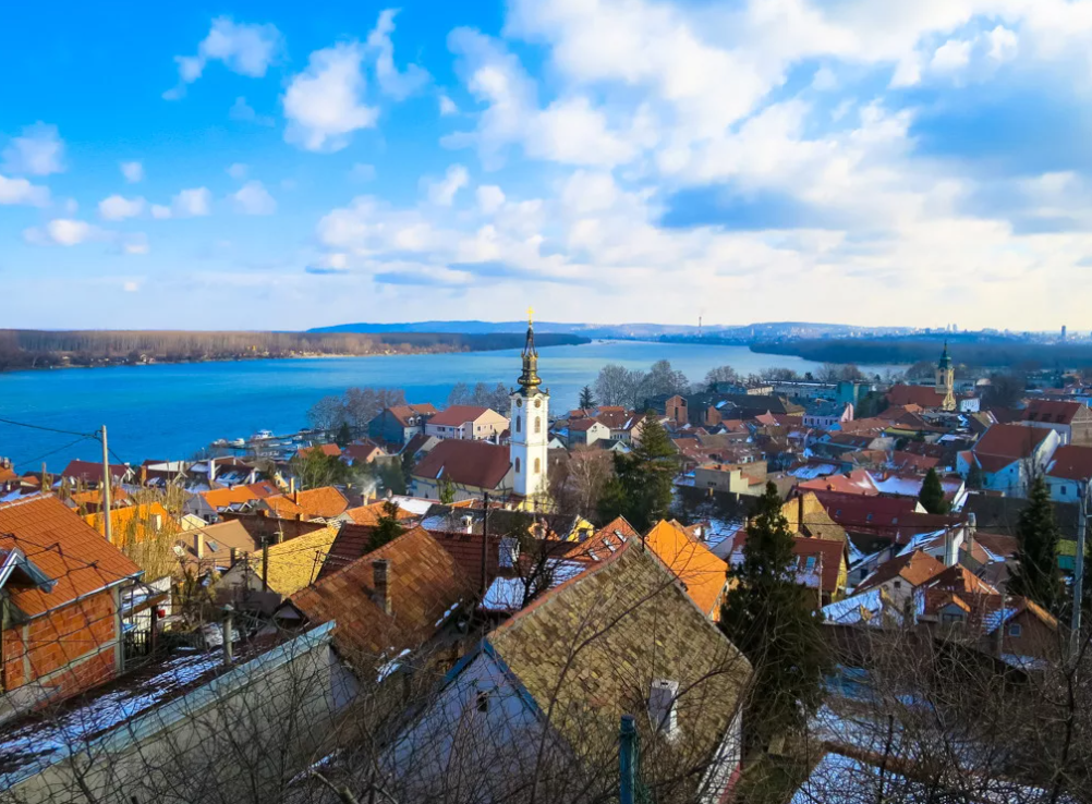 Земун — бывший город в Сербии, ныне район Белграда