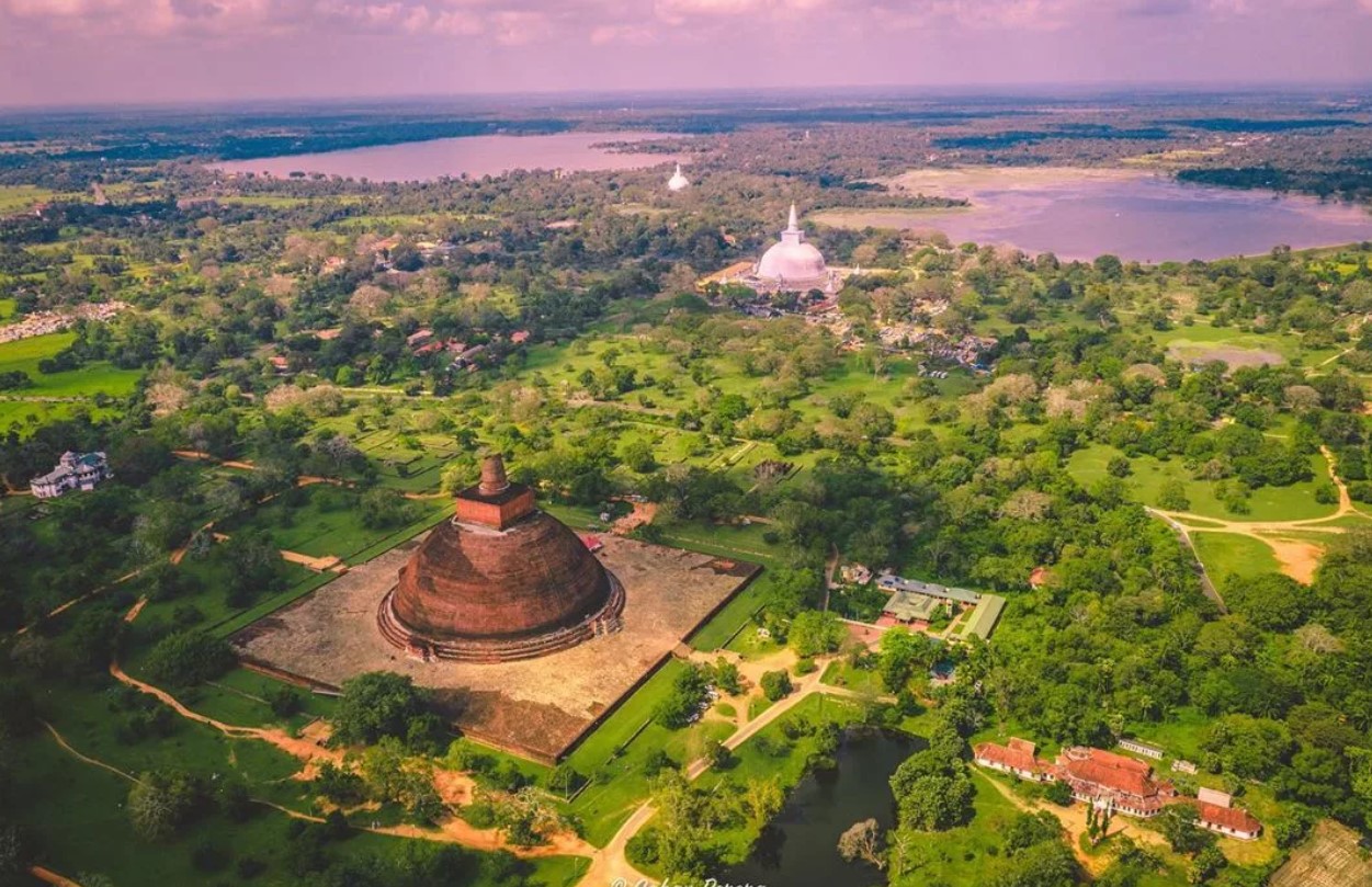Анурадхапура — это первая столица сингальского королевства на острове Шри-Ланка