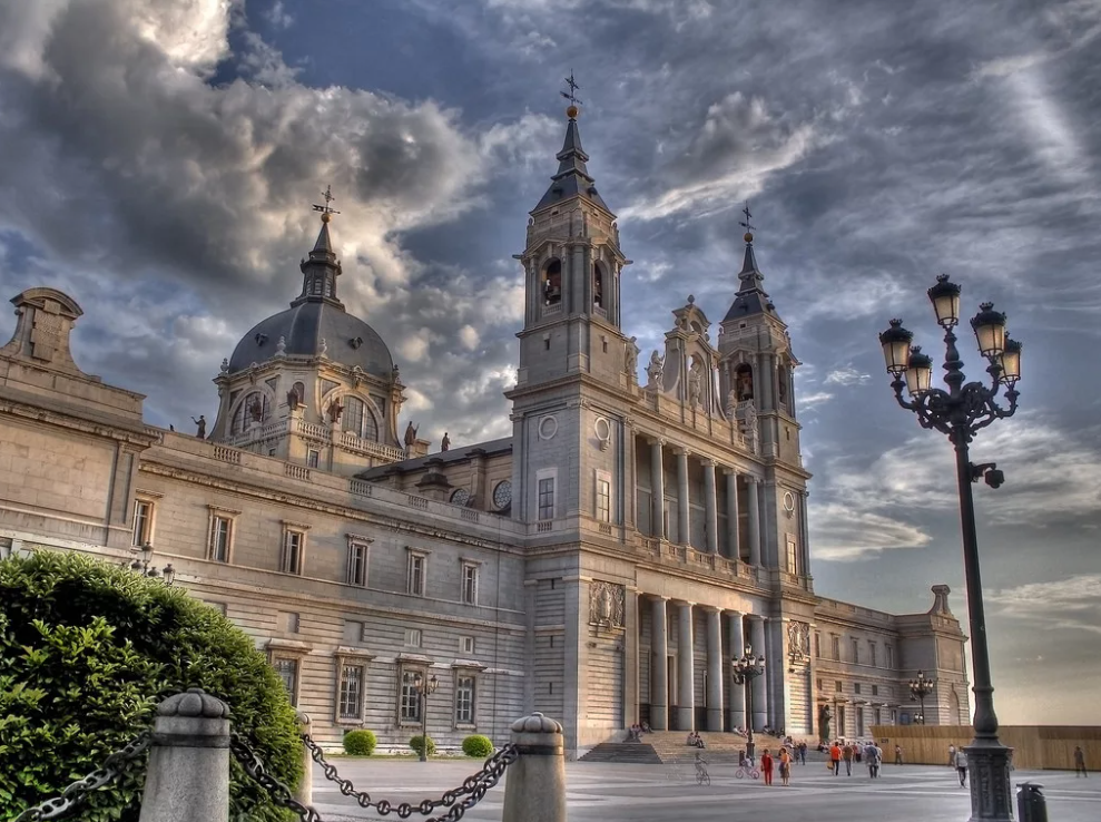 Собор Альмудены - это одна из главных достопримечательностей Мадрида