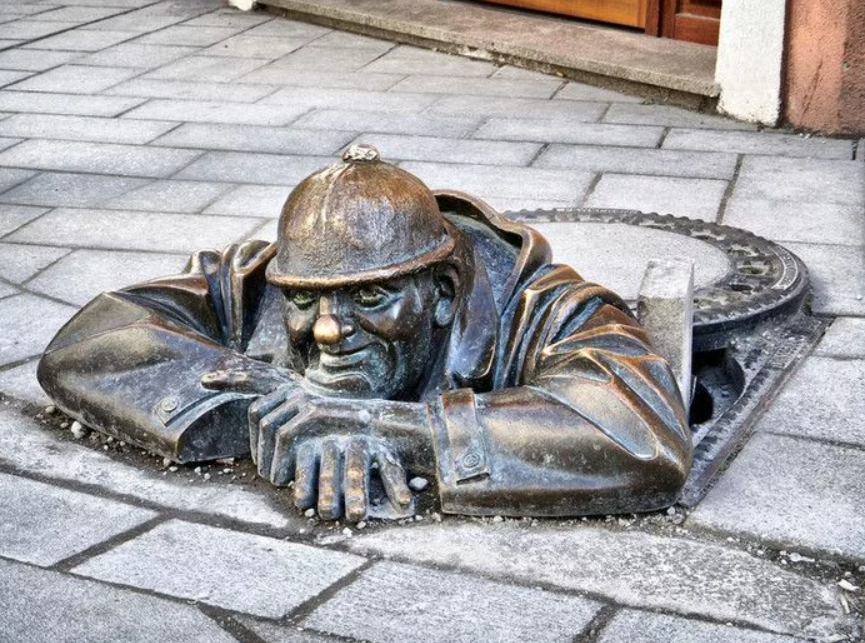 Около памятника установлен дорожный знак «Мужчина на работе»