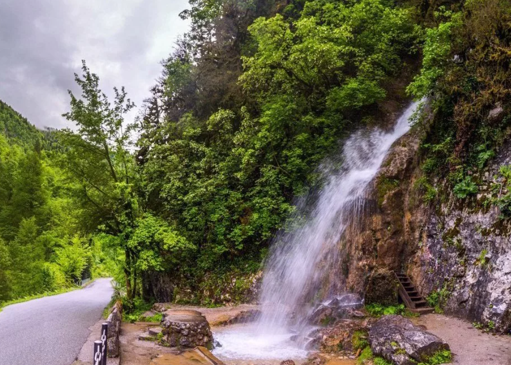 Водопад «Мужские слёзы» расположен в Абхазии