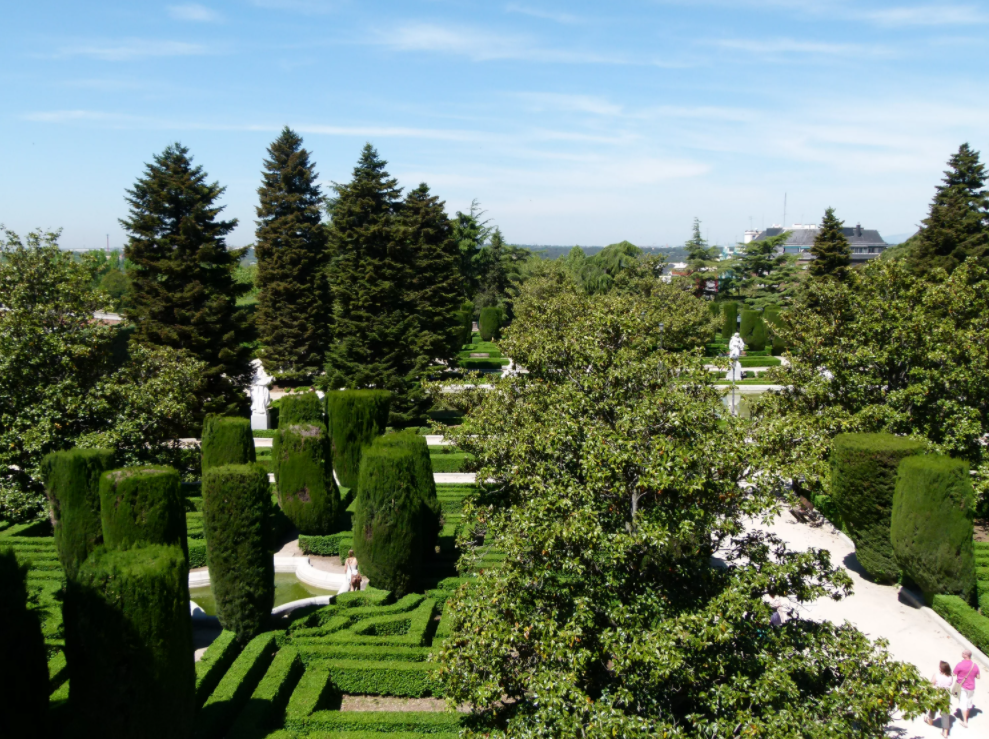 Сады Сабатини — неоклассицистский регулярный парк в центре Мадрида