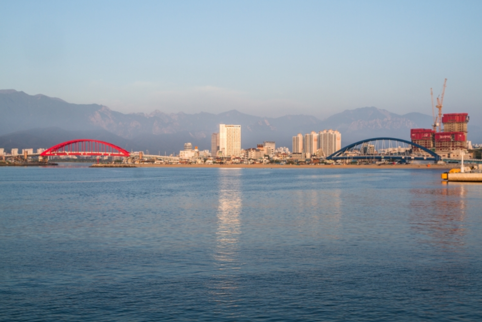 Заметный “близнец” синего цвета — мост Кымган