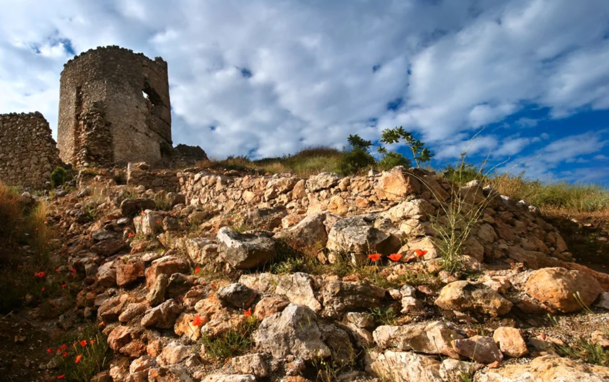 Руины Балаклавы представляют собой неплохо сохранившиеся остатки французской крепости