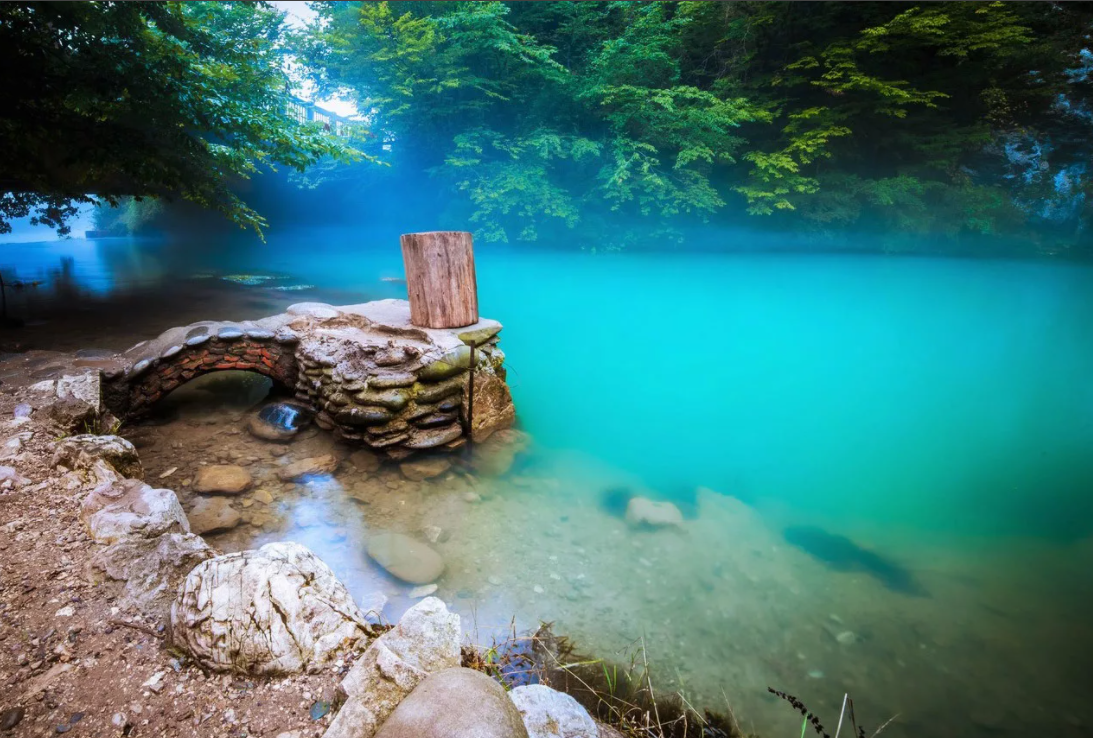 Голубое озеро называют нерукотворным чудом Абхазии