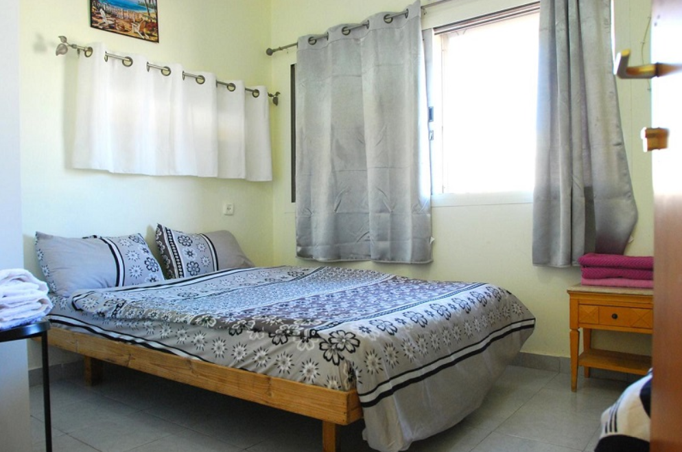 Более дешевые варианты жилья с хорошими отзывами расположены в курортном поселке Неве-Зоар