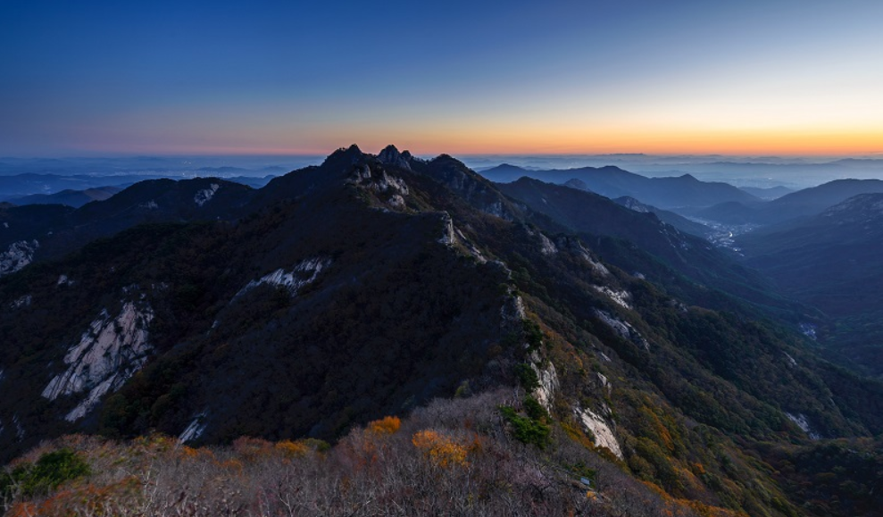Керёнсан - горный массив, расположенный одновременно в городах Конджу