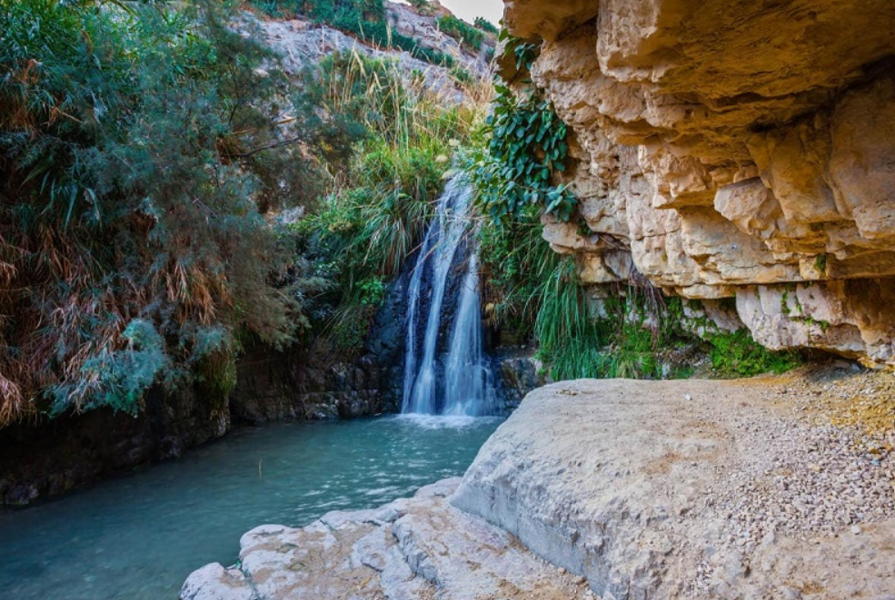 Несмотря на жаркий пустынный климат Эйн-Геди, водопад Шуламит никогда не пересыхает