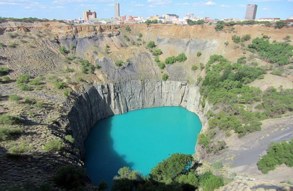  Кимберлитовая трубка «Большая дыра» — Википедия ru.wikipedia.org›wiki/Кимберлитовая…Большая_дыра» Большая дыра — огромный недействующий алмазный рудник в городе Кимберли