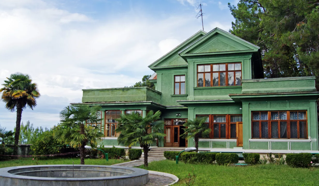 Дача Сталина в Абхазии на озере Рица