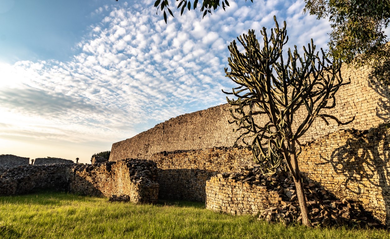 Налетале (Naletale) — величественные руины, один из самых известных памятников истории Зимбабве