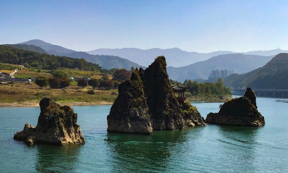 Тодамсамбон - три пика, стоящие посреди реки Намханган вблизи города Танян