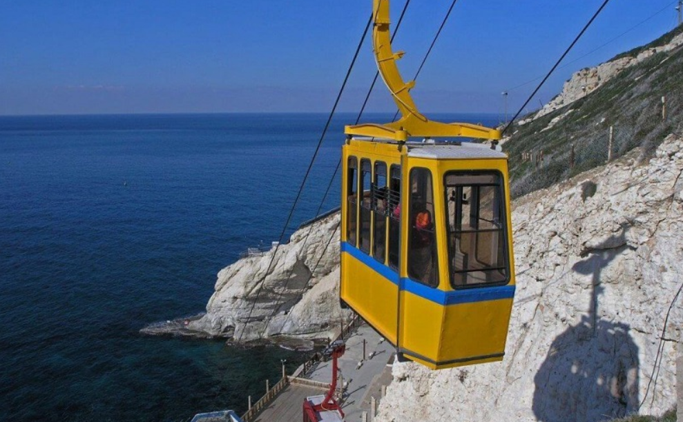 Посетителей к пещерам доставляет фуникулер