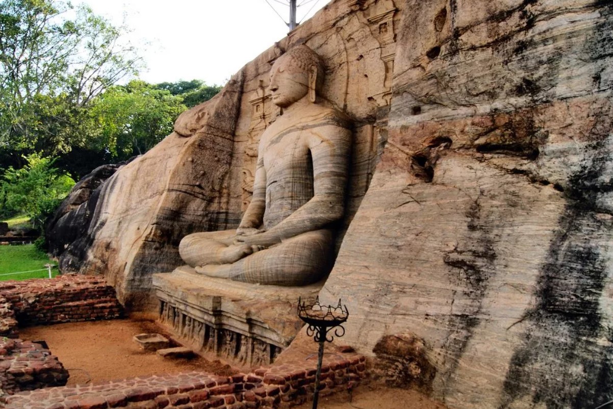 Гал Вихара – наверное, самый знаменитый храм Шри-Ланки