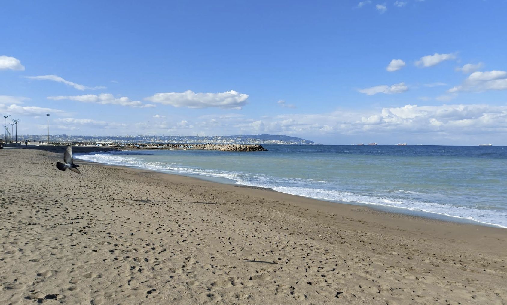 Типичный городской пляж в городе Алжир