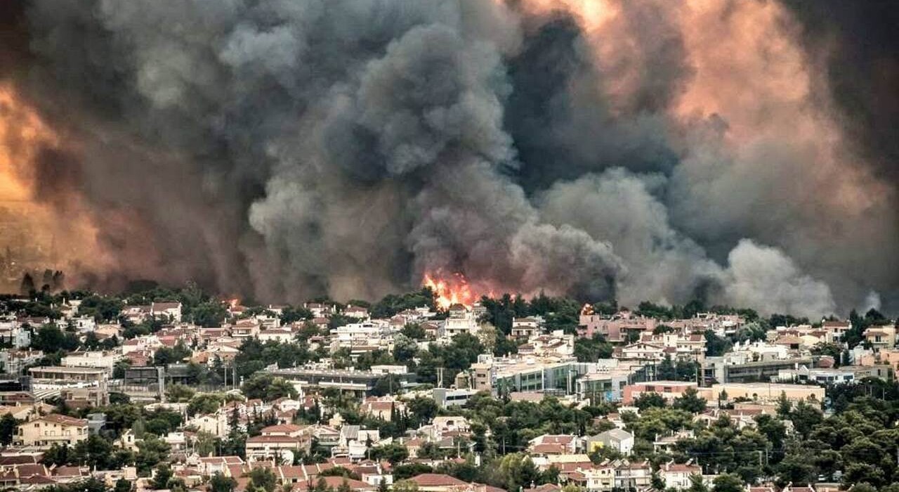 Лесные пожары добрались до северных окраин Афин