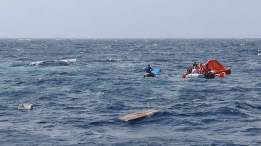 Вблизи острова Милос в Греции затонула яхта с туристами